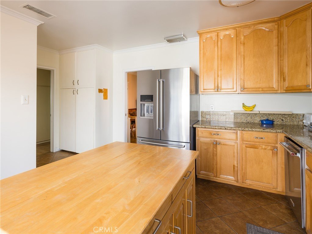 1617 W 213th St07
